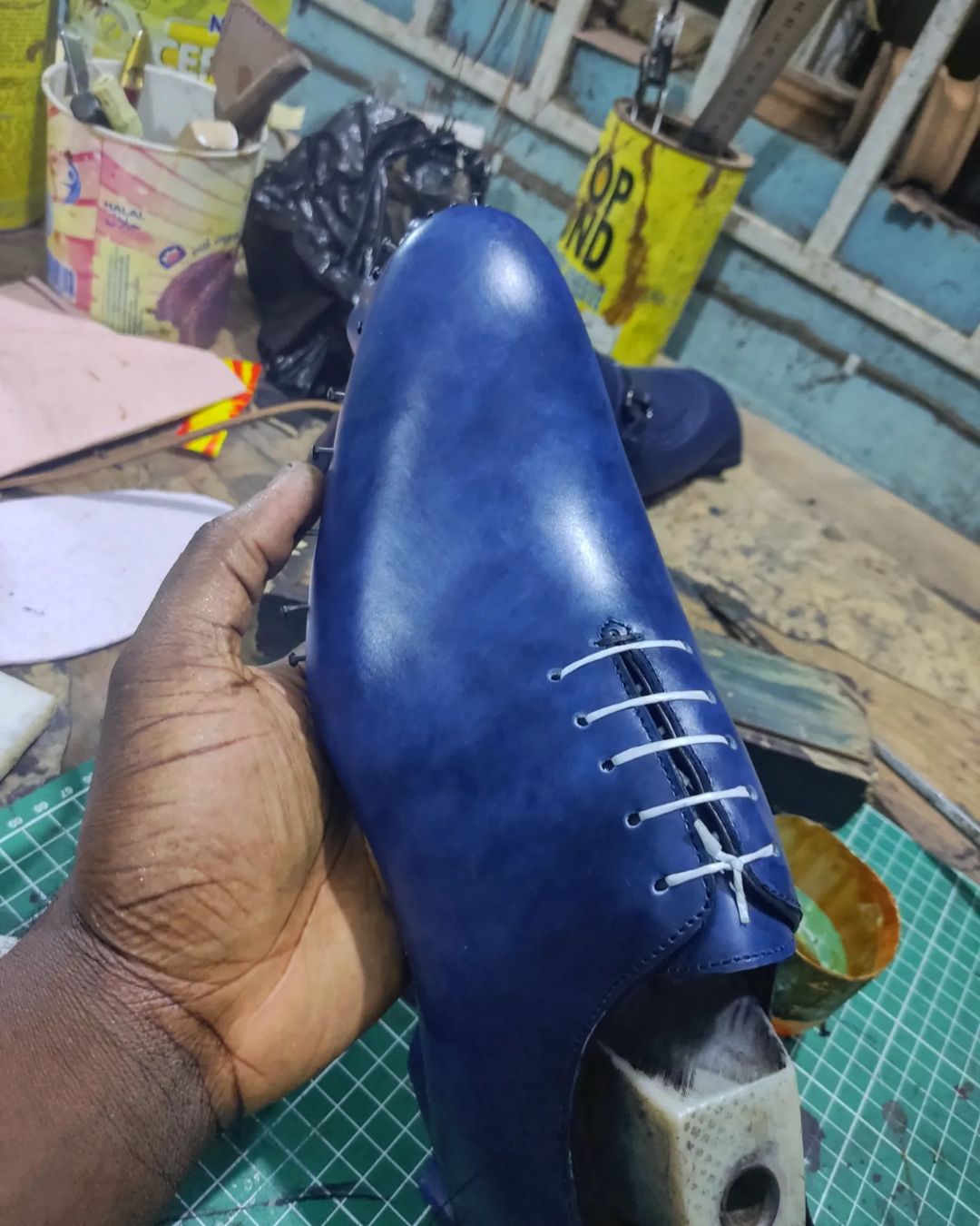 Wholecut Oxford in Royal Blue